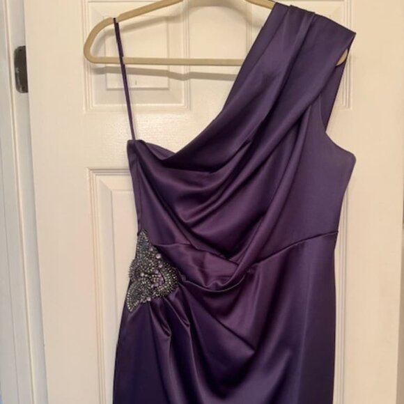 Purple satin evening gown with one-shoulder waist embellishment - Picture 1 of 2